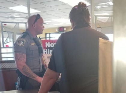 Rendőrt hívnak az étterembe azért, hogy küldje el a kéregető hajléktalant de nem az történik, amire számítottak