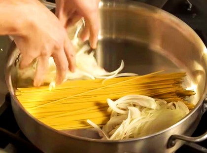 Szégyellem magam, hogy ezt korábban nem tudtam! Mert hiszen csak a spagettit és a hagymát kell összekeverni…