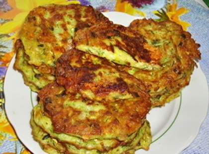 Volt otthon egy cukkini, egy kis sajt és fokhagyma, csodás ebédet készített belőle!