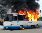 lángol egy busz az autópályán, teljes útzár,tűzoltók két vízsugárral oltják a lángokat