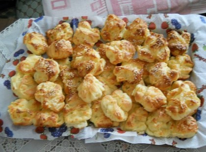 Nálunk nincs ideje kihűlni, mert ahogy kiveszem a tepsiből, már melegen elkezdjük falatozni. Ha egy igazán finom pogácsára vágysz, akkor készítsd el, mindenkit elbűvölhetsz vele!