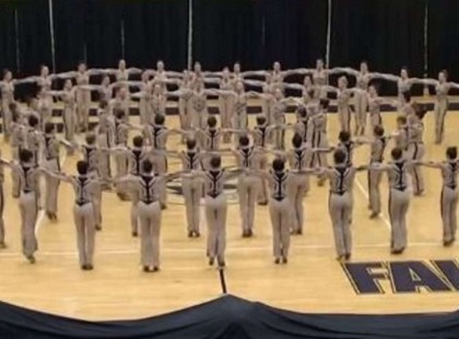 A táncosok beállnak a helyükre – nézd a lábukat mikor megszólal a zene