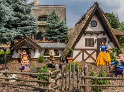 Megnyílt a magyar Disneylend!Emberarcú 3D-s beszélő fa, Flintstones vízibicikli és épített mesejelenetek közel 30 ezer négyzetméteren! Árak, nyitvatartás, megközelítés stb itt :