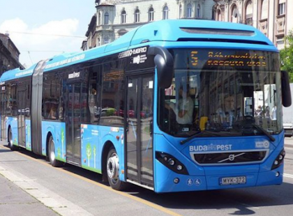 Drága buszsofőr úr! Amit ma délelőtt velem és a 6 hónapos kisbabámmal tettél a zebrán, arra nehéz szavakat találni! Kérlek szépen segítsetek eljuttatni neki az üzenetem! Osszátok, hogy az egész ország megtudja, milyen embererek élnek köztünk!