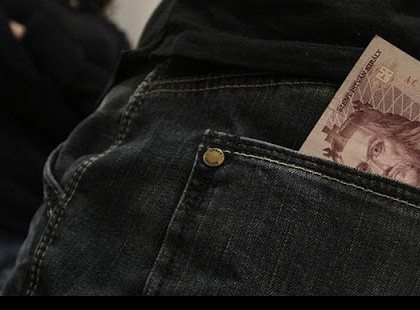 NEVETSÉGES! FELHÁBORODÁS AZ EGÉSZ ORSZÁGBAN! A KSH LEGFRISSEBB ADATAI SZERINT, MA MAGYARORSZÁGON, EGY ÁTLAG DOLGOZÓ, 303 EZER FORINTOT VISZ HAZA! – KÉREM, NYOMJON EGY LÁJKOT VAGY EGY MEGOSZTÁST AZ, AKI NEM KERESI MEG AZT A BIZONYOS 303 EZRET!