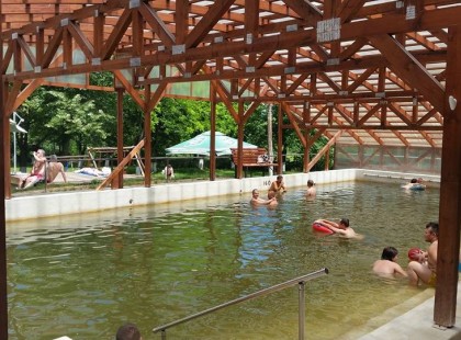 Elképesztően olcsó wellness, termálfürdő és szinte biztos, hogy nem hallottál róla!Csak 500 ft a belépő és a földi Paradicsomban érezheted magad! Mozgásszervi problémákra, nőgyógyászati panaszokra és gyomorbántalmakra is kiváló! Itt olvashatsz róla bővebben >>