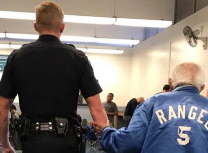 Az alkalmazottak kizavarták a 92 éves bácsit a bankból! Megjelent egy rendőr,aki bámulatosan cselekedett!