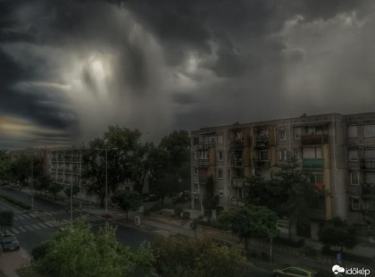 12 megyére adtak ki riasztást !3 cm-es jégdarabokra hívja fel a figyelmet a meteorológiai szolgálat, amihez 80 km/órás szél társul !