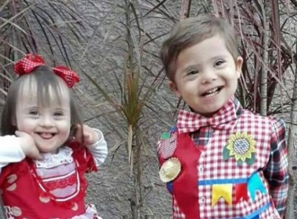 A HÖLGY ÖRÖKBE FOGADTA A KÉT DOWN-SZINDROMÁS TÜNDÉRT,AKIT SOKAN MEGKÖVEZNEK EZÉRT! AZ ÉDESANYA VÁLASZA ELSÖPRŐ!