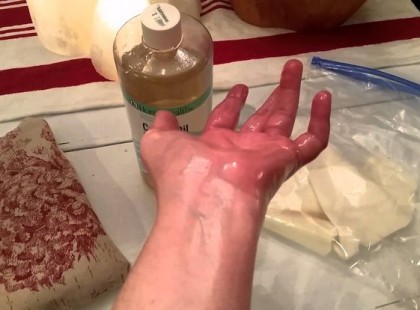 Azt tudtad, hogy jó a hajnak, de a ricinusolaj így mulasztja el az ízületek fájdalmait rövid idő alatt