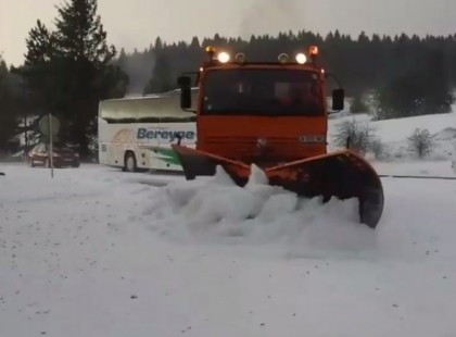 Teljesen megbolondult az időjárás ,hótoló kellett, akkora jég esett Franciaországban – videók