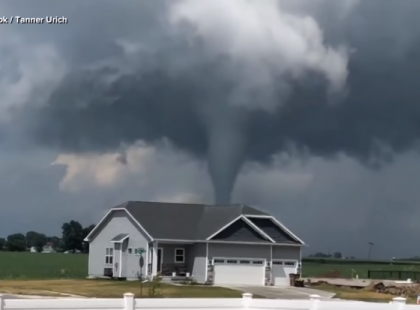 Nincsenek szavak:Videón, ahogy házakat szippant föl a tornádócsoport
