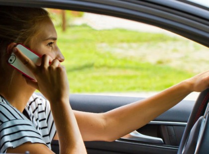 Augusztus 1-től 340 ezer forintra is büntethetnek, ha vezetés közben mobilozol!!!