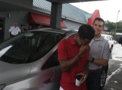 A fiatal költöztető 32 kilométert sétált, hogy időben beérjen a munkahelyére – a főnöke egy autóval ajándékozza meg