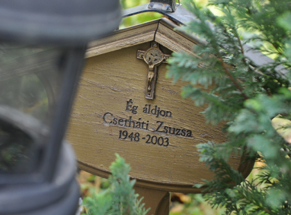 15 éve nincs köztünk Cserháti Zsuzsa de a mai napig nincs sírköve a temetőben,ennek az oka megdöbbentő