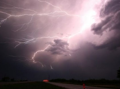 Pusztító erővel csapott le a vihar az országra: videón mutatjuk! Külön figyelmeztetést is kiadtak! Arra mindenkit, hogy mindenképpen maradjanak épületen belül a mai vihar alatt!FONTOS INFORMÁCIÓK ITT :