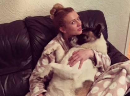 A terhes lány hasát folyamatosan ugatta a kutyája. Először nem értették, de aztán döbbenetes dolog történt –