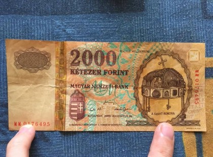 Ma ezzel a kétezressel akartak nálam fizetni. Kihívtam rögtön a Rendőrséget, és engem vettek őrizetbe, EZÉRT