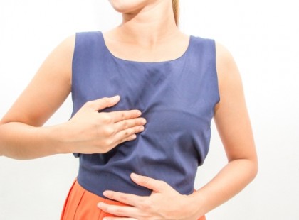 Sűrűn ég a gyomra. Itt érez fájdalmat közben? Nagy baj állhat a hátterében
