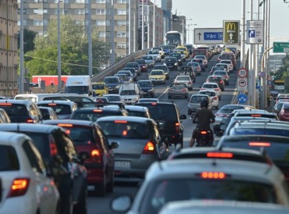 Ma a dugóban egy idős férfinak megállt a szíve, ekkor az esőben 4 ember kipattant az autóból és elkezdték újra éleszteni. Hiszek újra az emberségben hazánkban!
