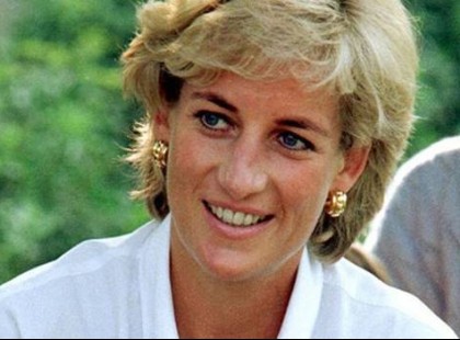 Lassan 20 éve annak, hogy mindannyiunk szívének királynője abban a szörnyű, tragikus balesetben elhunyt. Emlékezzünk szeretettel Diana hercegnőre, aki sok – sok éve belopta magát a szívünkbe és valljuk be a mai napig is ott van.