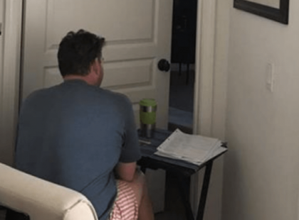 A lány látja, hogy az apja az anya hálószobájának ajtaja előtt ül, odamegy hozzá és rögtön megérti, miről van szó…