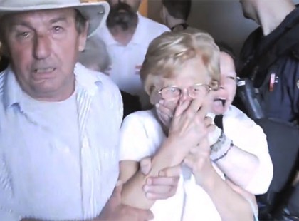 Sírva vonszolták ki a magyar családot a kilakoltatók. Köszönjük a lelketlen pénzéhes bankoknak, hogy családokat tesznek tönkre legálisan!