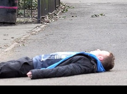 Így hagytak meghalni az utcán egy epilepsziás fiatal férfit! ÉBRESZTŐ MAGYARORSZÁG!