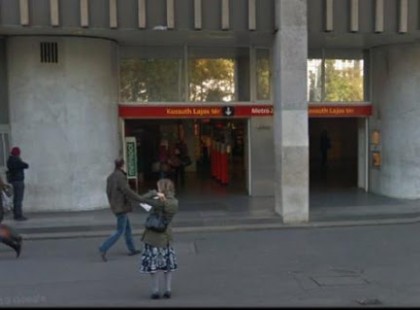 Ma a Kossuth téren egy idős néni sírdogált a metró bejáratnál - Mikor elmesélte mi bántja, én is mellé ültem zokogni. Kérdem én, tényleg itt tartunk emberek?! Segítsetek!