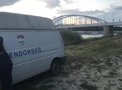 Holtest úszott a Tiszán Szegednél. Az emberek sokkot kaptak a látványtól