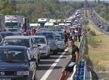 M1-es autópályán 7 - km-es a torlódás és közel 30-35 perces a menetidő növekedés.