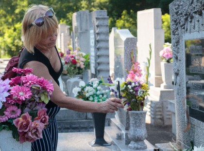 Meg­lepő új divat a te­me­tő­ben: nem ta­lá­lod ki, mi tesz­nek a sír­kőre
