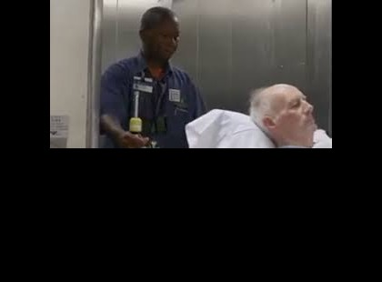 Ő csak beviszi a betegeket a szobájukba - a kamera felveszi ahogy a kollégák a főnökhöz rohannak