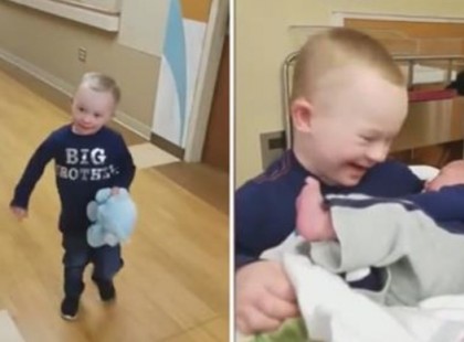 A Down szindrómás kisfiú először látja kistestvérét, a reakciója pedig szívet melengető