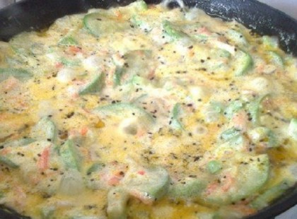 Elvből nem sütök csak úgy cukkinit, hanem egy könnyed, nyári vitaminbombát készítek belőle tejföllel!