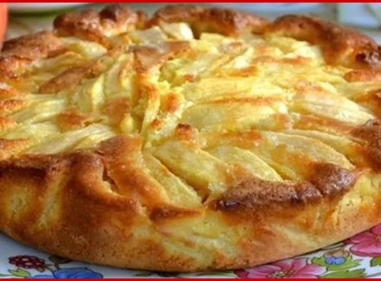 Keverd össze a süti hozzávalóit, tedd rá az almaszeleteket és már mehet is a sütőbe!