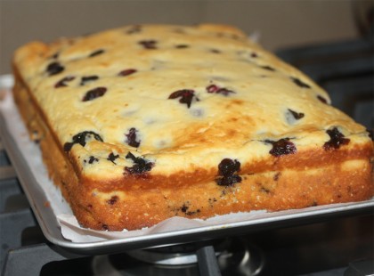 Túrós grízes kevert süti, csak keverd az áfonyát a masszába és már mehet is a sütőbe!