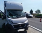Ott ült az anyósülésen a 19 éves lány, amikor ez a pótkerék leszakadt, és belecsapódott a szélvédőbe. Isten Nyugosztaljon! : (