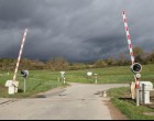 Szörnyet halt a síneken rekedt kocsiban a tanulóvezető, az oktató kimenekült