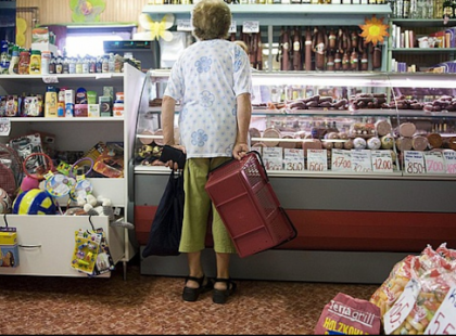 Ma egy idős nénike vásárolt előttem a húsboltban, de csak a kasszánál jött rá, hogy nincs elég pénze kifizetni amit vett - Ekkor jött a tulaj és Ezt tette mindenki szeme láttára!