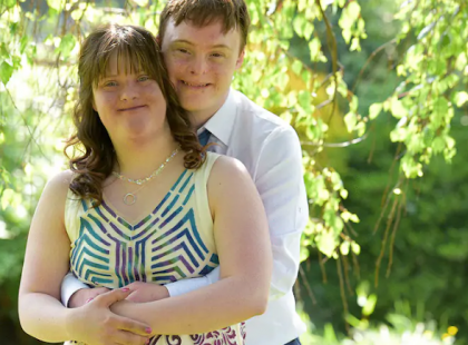 2 éve alkot boldog párt a 2 Down-szindromás fiatal, akiket nagyon csúnyán gúnyoltak betegségük miatt! A fiú válasza zseniális! Hatalmas gratuláció nekik! ❤