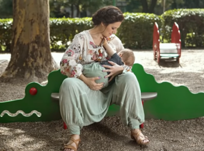 Szinetár Dóra újra megmutatta mennyire példás Édesanya! Támogassuk őt sok-sok szívecskével,igazán megérdemli!