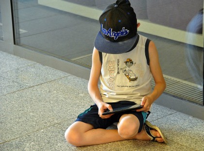 Európát nem a harmadik világháborútól, hanem a semmittevésben felnövő, saját kontrollálatlan vágyainak odavetett generációktól fog elbukni .