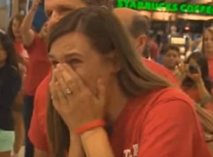 A pár örökbe fogad egy 5 évest akit senki sem akar - a kislány első szava új édesanyjához szívszaggató