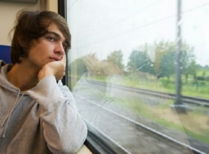 Ma is a szokásos vonatutamon tartottam hazafelé, amikor feltűnt ez a fiatal fiú és leült mellém – Szóba elegyedtünk, de ami ezután történt arra végképp nem számítottam!