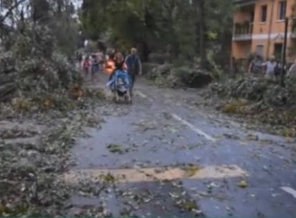 Friss!Elkezdődött, fákat dönt ki a jégesővel kísért vihar, ami szétverte Nyíregyházát. Videó