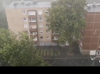 Megérkezett a vihar!Felhőszakadás és jégeső nem sokkal ezelőtt Győrben!