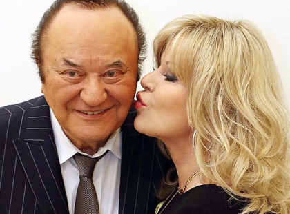 Szállodát kapott Klárika, a mindig a nyugdíjára panaszkodó Korda Gyuri bácsitól.. Van ott pénz!