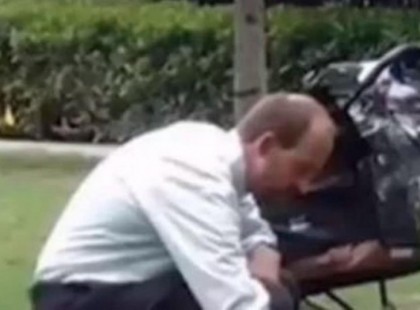 A babakocsis férfi azt hiszi senki sem nézi őt - a róla készült kép felfedi a szörnyű igazságot