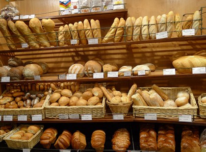 Több mint 80 forinttal emelkedik a kenyér ára,de a húsé és a zöldségé is az egekbe szökik